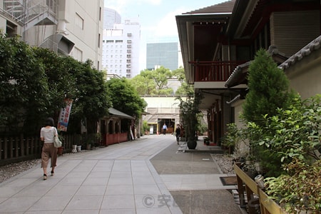 露天神社・水天宮 金刀比羅宮 境内参道入ってすぐの様子