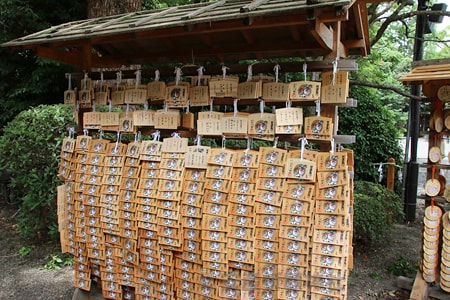大宮八幡宮 初宮詣りの絵馬掛けの様子