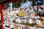 多摩川浅間神社 絵馬掛けの絵馬と願い事が書かれた盃の様子