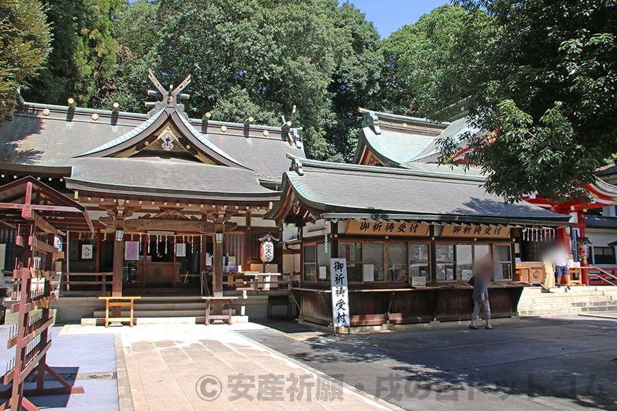 清瀬日枝神社・水天宮 水天宮本殿と手前の御祈祷受付の様子