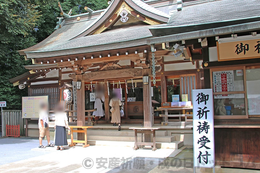 清瀬日枝神社・水天宮 御祈祷時間に近くなり水天宮本殿に昇殿する妊婦ママさんたちの様子