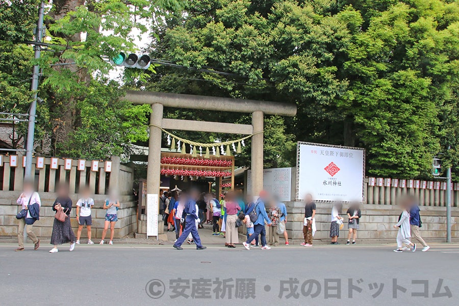 川越氷川神社 境内入口の鳥居の様子