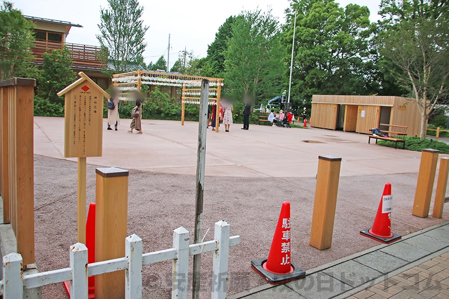 川越氷川神社 境内前の神社広場と直会殿の様子