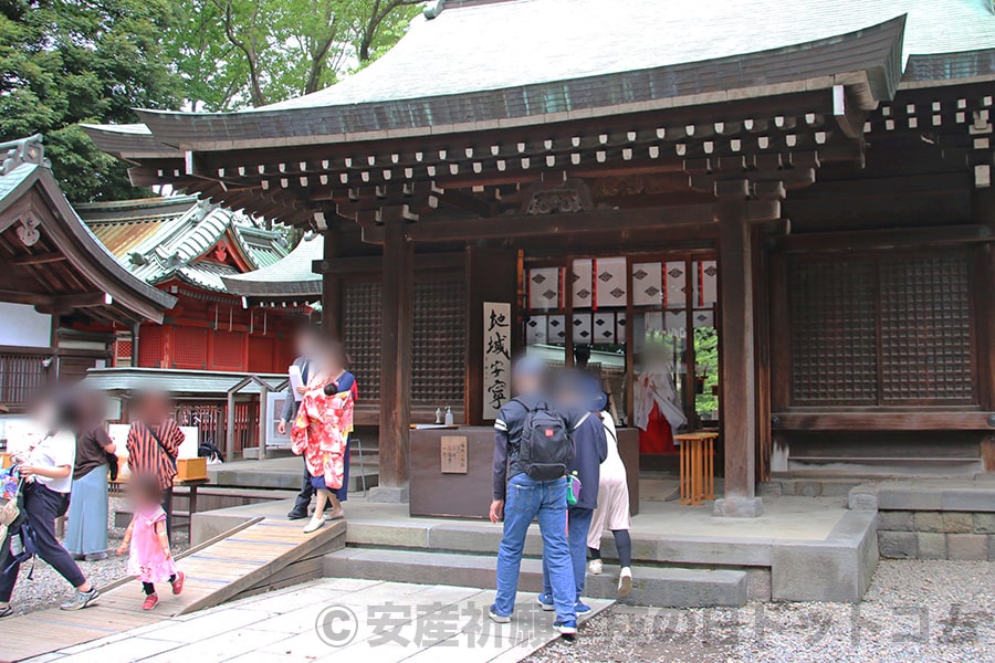 川越氷川神社 御祈祷終了後に本殿から出る参拝者の様子