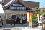 伊奴神社 御祈祷受付窓口にて申し込みをしている参拝者の様子