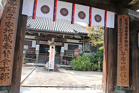 帯解寺 門内境内の様子