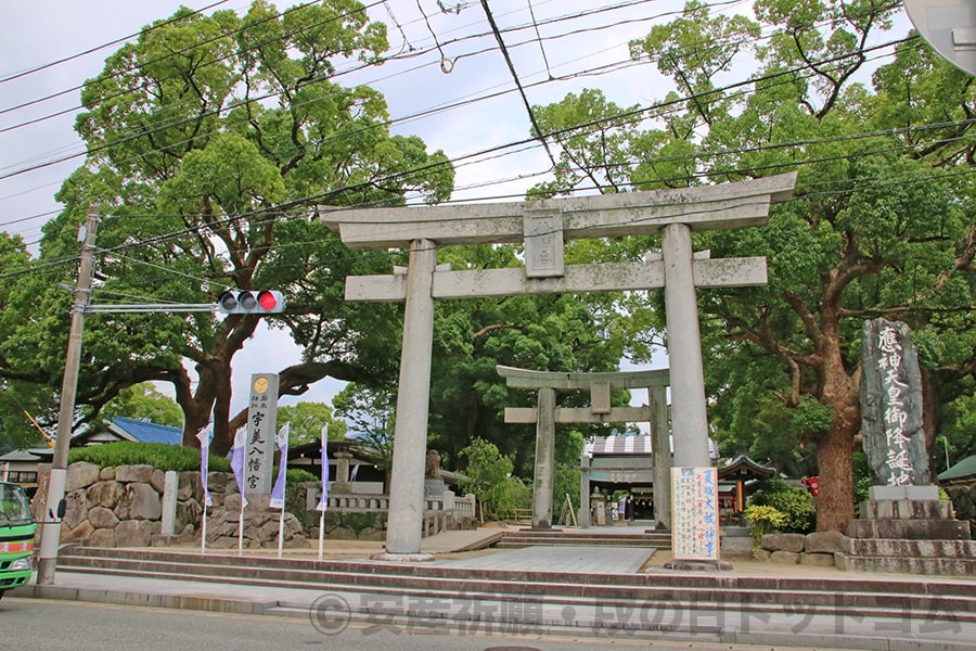 宇美八幡宮 境内入口の鳥居（昭和の鳥居）と社号標の様子