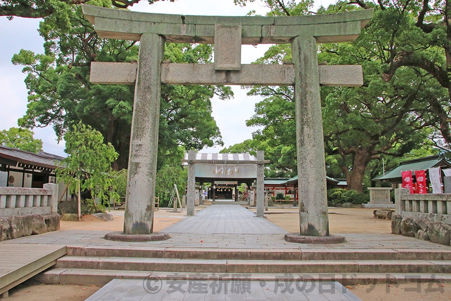 宇美八幡宮 境内入ってすぐの鳥居（元禄の鳥居）と境内の様子