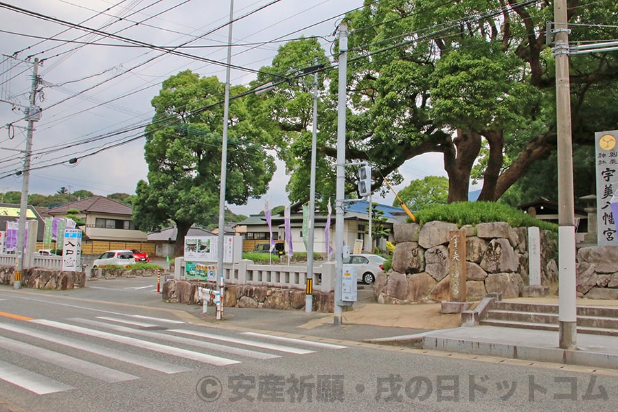 宇美八幡宮 境内正面左手の駐車場入口の様子