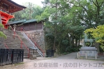 六所神社 境内入ってある神馬像と楼門への階段の様子
