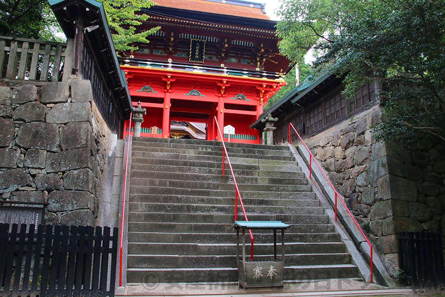 六所神社 楼門と手前の階段の様子