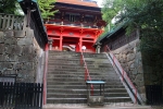 六所神社 楼門と手前の階段の様子