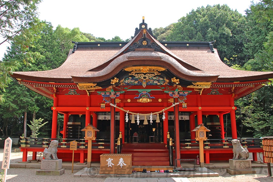 六所神社 楼門から拝殿・本殿を見た様子