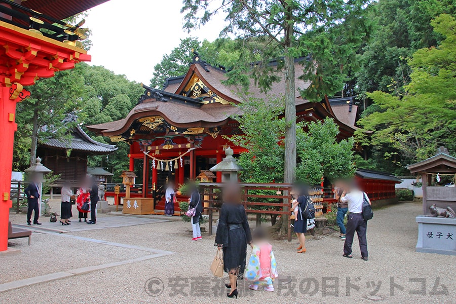 六所神社 境内多くの参拝者が訪れている様子