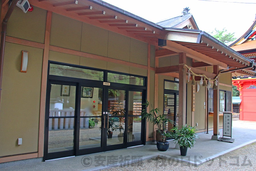 六所神社 社務所内の待合所の様