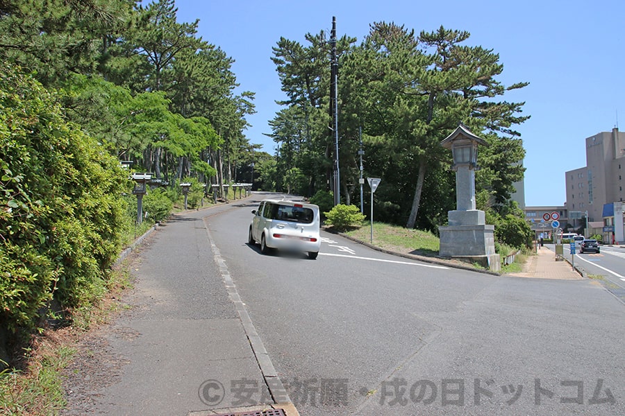 大洗磯前神社 一の鳥居から境内駐車場へ向かうルートの様子