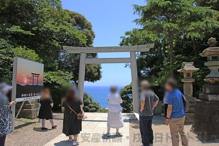 大洗磯前神社 随神門向かいの海を望む鳥居と風景の様子