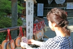 七社神社 御祈祷後に絵馬を掛けているの様子