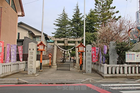 草加神社 境内入口の様子