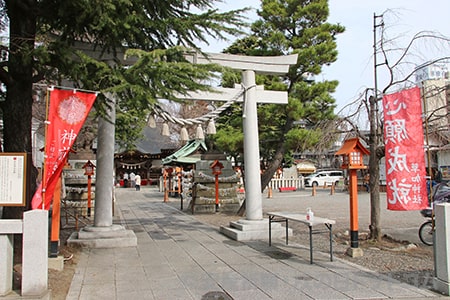 草加神社 境内入口の鳥居の様子