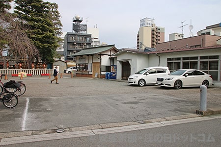 草加神社 駐車場入口の様子