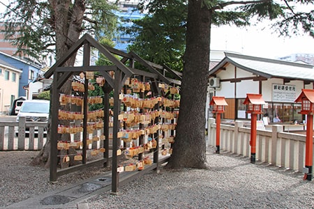 草加神社 絵馬掛けのトンネルの様子