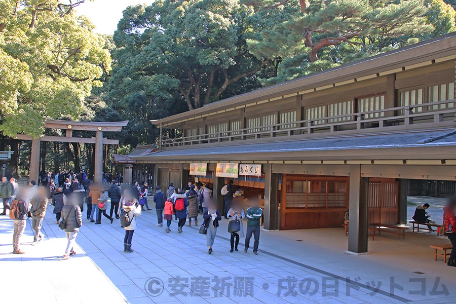 明治神宮 神楽殿向かいの授与所の様子