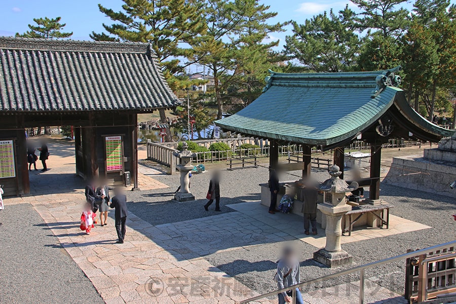 吉備津彦神社 階段手前の手水舎の様子