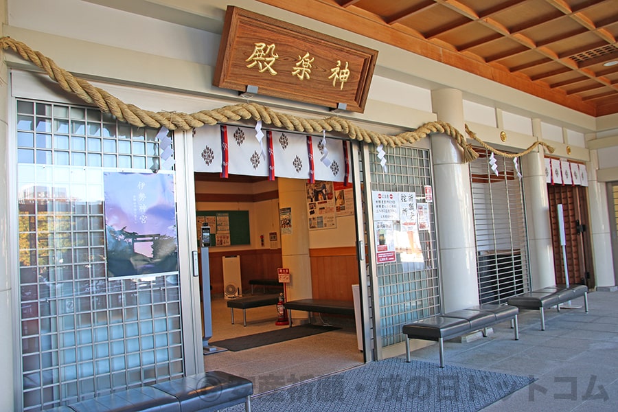 広島護國神社 待合スペースのある神楽殿入口の様子