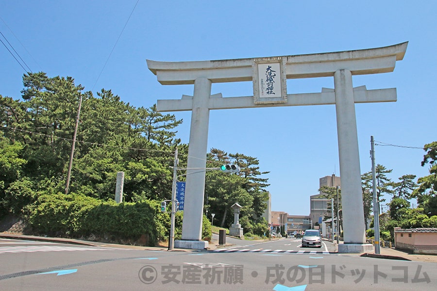 大洗磯前神社 壮大な一の鳥居の様子