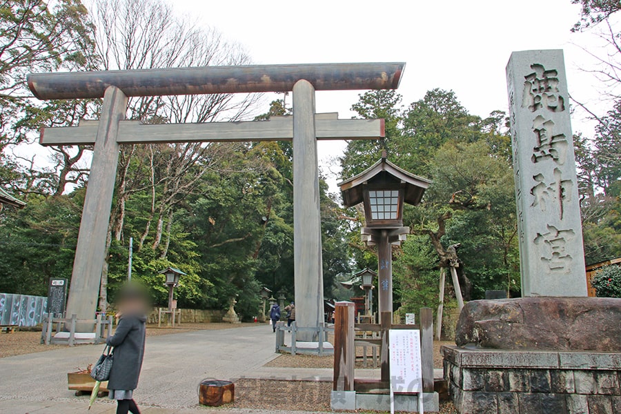 鹿島神宮 境内入口の大鳥居と社号標の様子