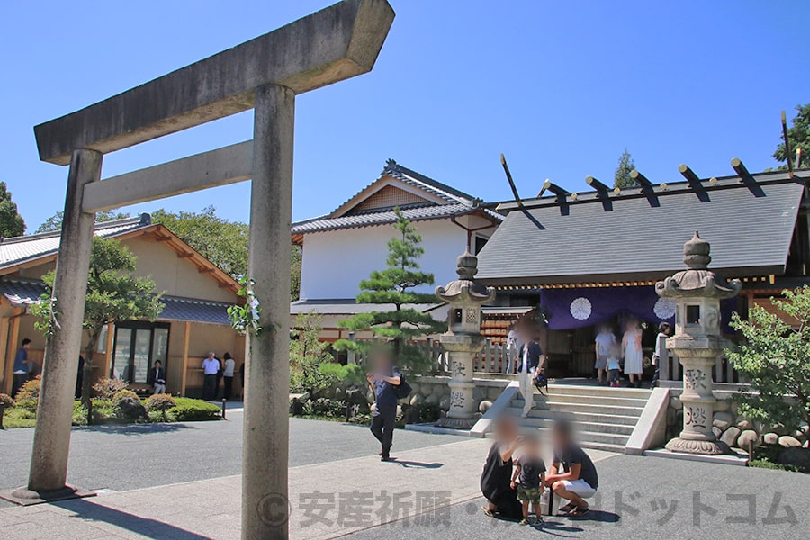 真夏に強い日差しがバンバンさしている境内の様子（名古屋塩竈神社本殿前）