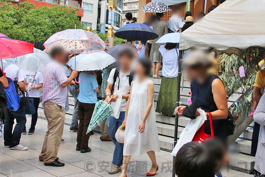 境内屋外で夏の涼し気な格好の妊婦ママさんたちの様子（東京水天宮本殿前）その2