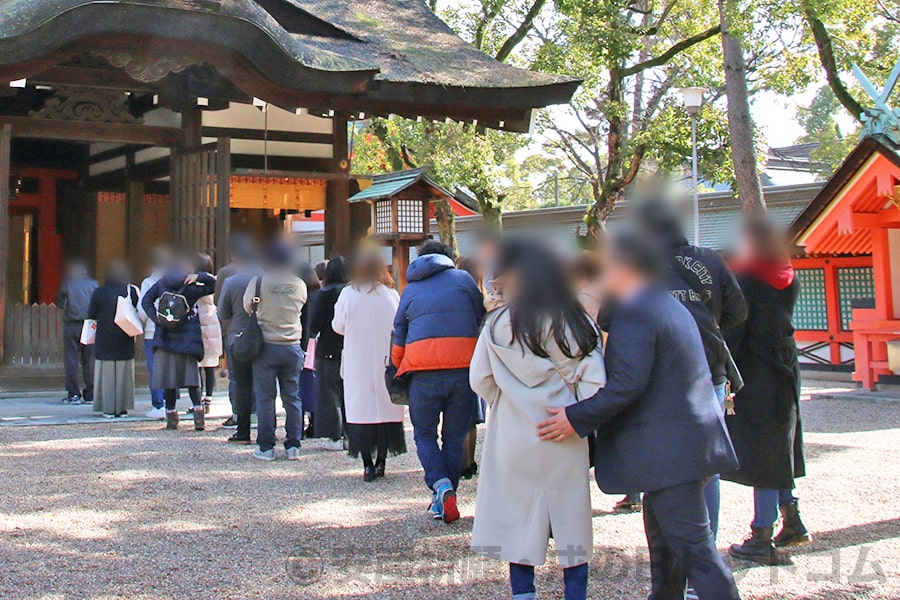 寒い冬の戌の日に安産にゆかりのある宮（第四宮）のお参りで並ぶ妊婦ママとそのご家族の様子（住吉大社）