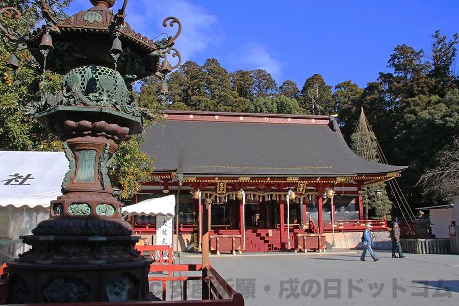 志波彦神社・鹽竈神社 鹽竈神社の拝殿(左右宮)と、手前の文化灯籠の様子