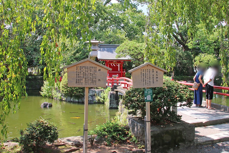 三嶋大社 神池の厳島神社とそれぞれの謂れを記した看板の様子