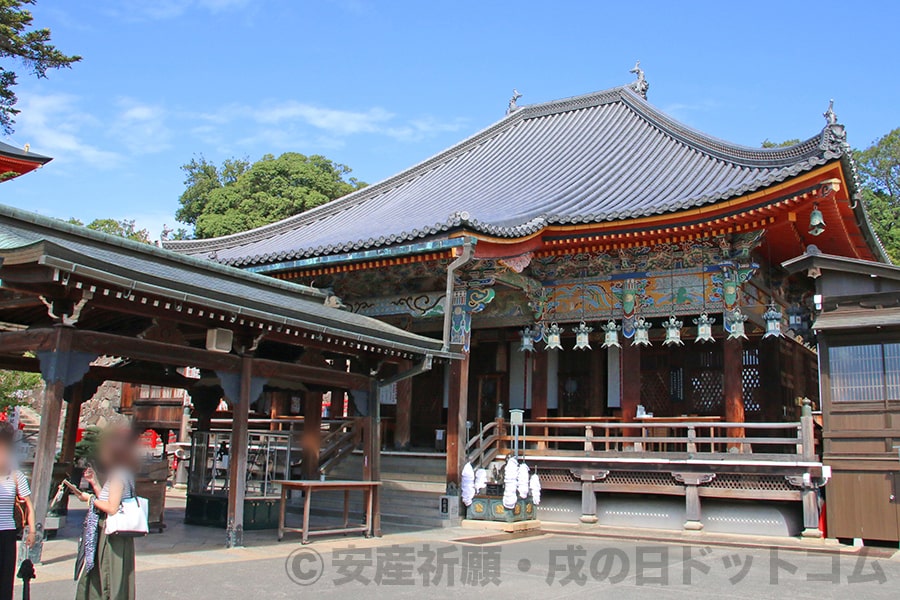 中山寺 本堂と参拝者の様子